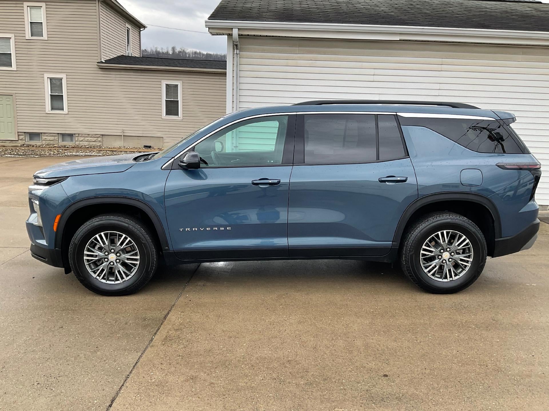 2025 Chevrolet Traverse LT