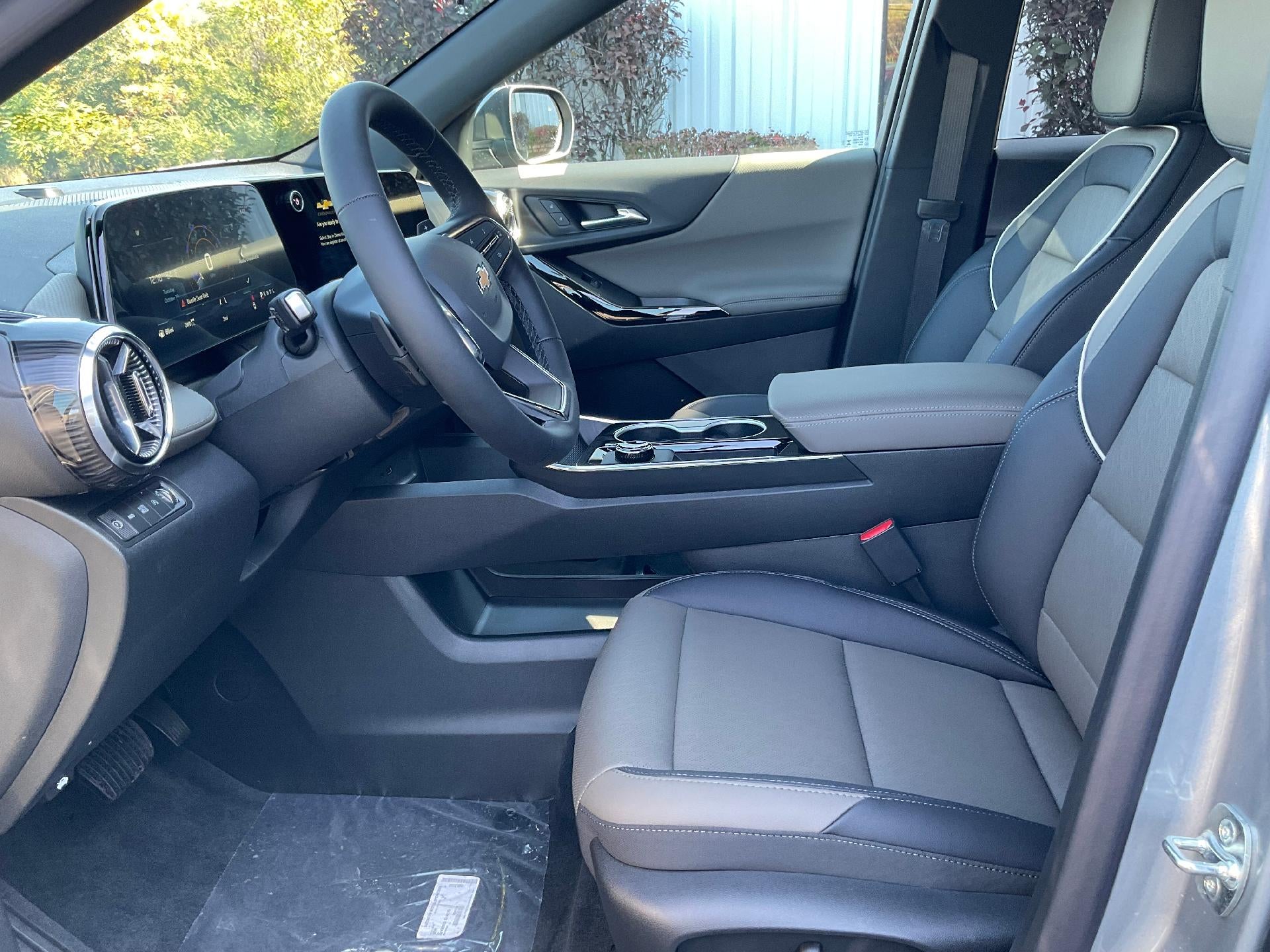 2027 Chevrolet Equinox LT - Photo 8